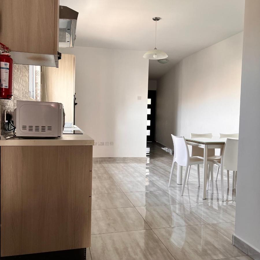 F4 Room 2, Private Room Two Single Beds Shared Bathroom Msida Eksteriør billede